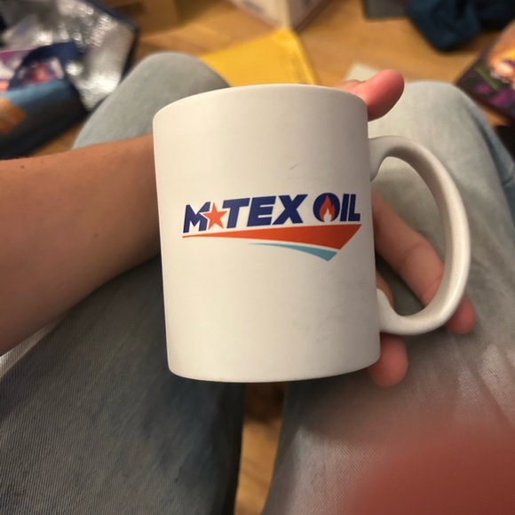 SDCC 2025 Paramount Plus Lodge Landman M-Tex Oil Coffee Mug - Picture 1 of 1